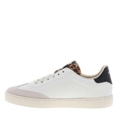 Tennis blanches avec semelle à talon plat et multiples revêtements