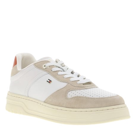 Baskets en cuir beige avec semelle à talon plat et contrefort contrasté