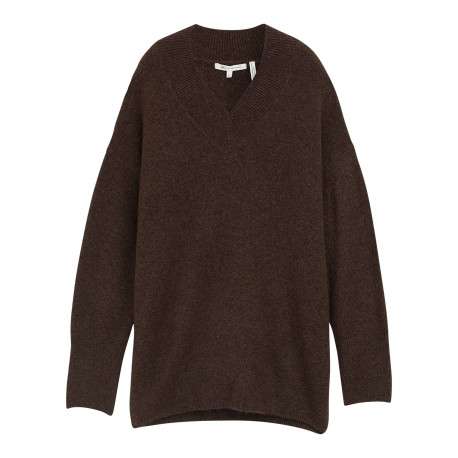 Pull brun uni en maille tricotée avec un col v et des manches longues