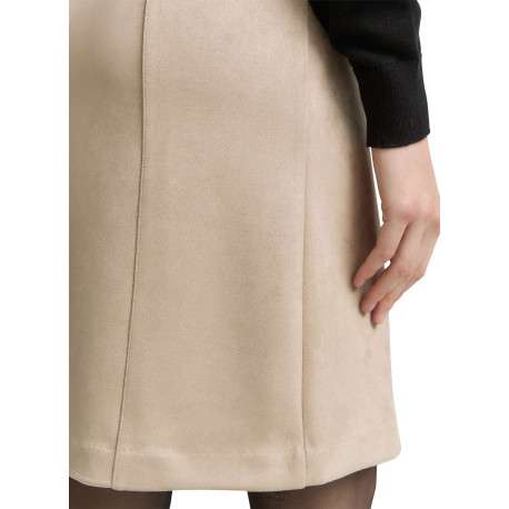 Jupe courte beige unie en daim avec fermeture à glissière à l'arrière - Image 4