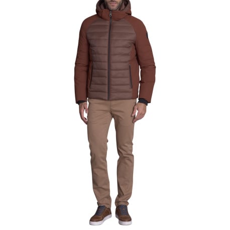 Doudoune marron uni avec une coupe droite et un col à capuche