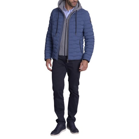 Doudoune bleu uni avec une coupe droite et une fermeture zippée