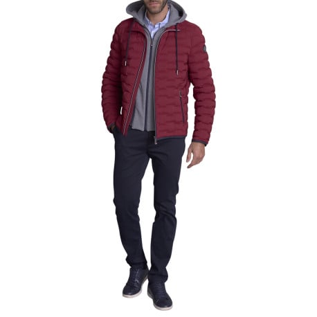 Doudoune rouge uni avec une coupe droite et une fermeture zippée