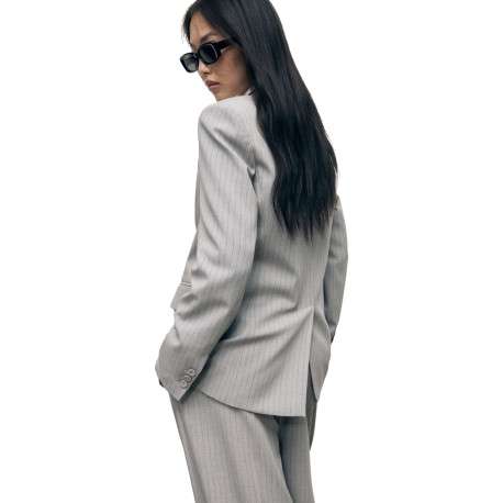 Blazer gris clair à rayures tennis avec une coupe ajustée et des poches - Image 2