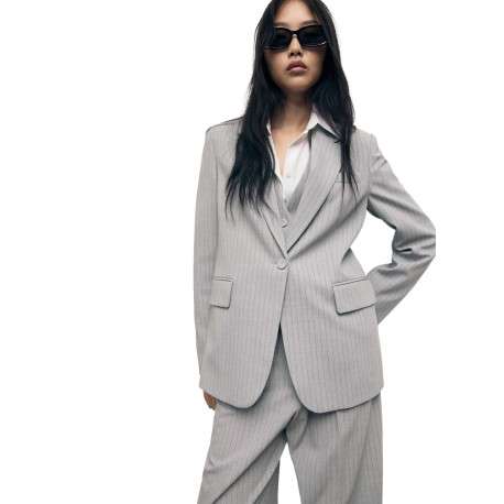 Blazer gris clair à rayures tennis avec une coupe ajustée et des poches - Image 3