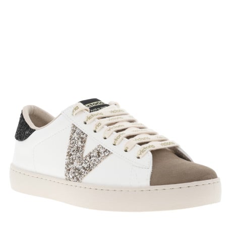 Tennis couleur or à semelle plate avec un talon pailleté noir 