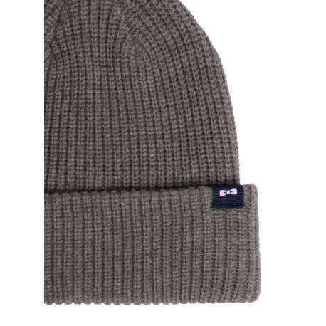 Bonnet gris en maille tricotée orné du patch de la marque