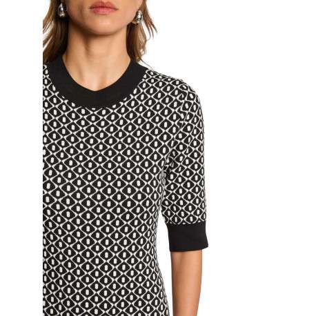 Robe blanche et noire col rond ornée d'un motif géométrique - Image 4