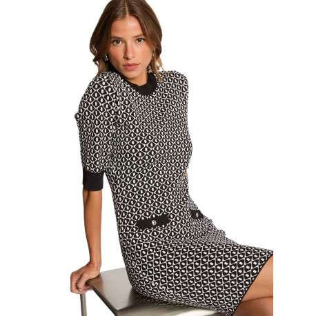 Robe blanche et noire col rond ornée d'un motif géométrique - Image 5