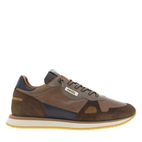 Baskets en cuir camel avec un talon plat cranté à fermeture slip-on