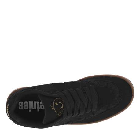 Baskets noires à talon plat avec des lacets noirs et logo de la marque - Image 4