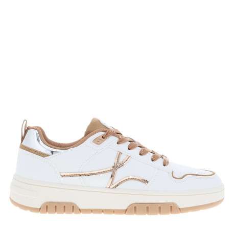 Sneakers blanches à talon plat avec des lacets camel et des fils métallisés - Image 2