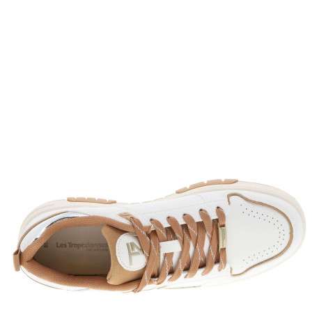 Sneakers blanches à talon plat avec des lacets camel et des fils métallisés - Image 4