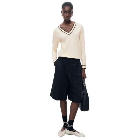 Pull beige en maille fine avec une coupe droite et un col v rayé - Image 4