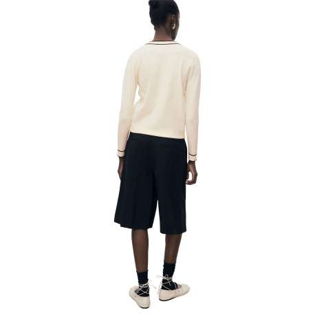 Pull beige en maille fine avec une coupe droite et un col v rayé - Image 5