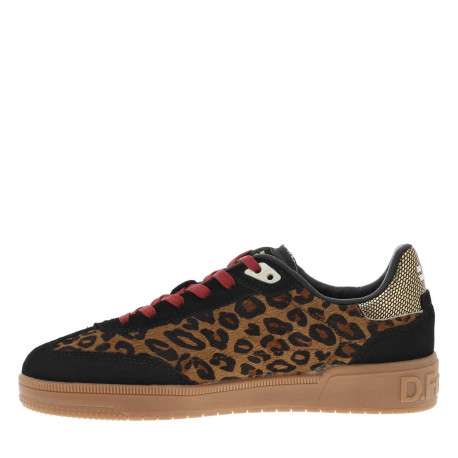 Tennis en cuir léopard avec des empiècements en daim noir et une semelle camel