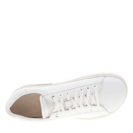 Tennis blanches en cuir à talon plat avec renfoncement effet copeaux et à lacets - Image 5