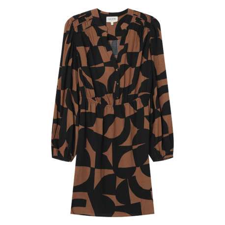 Robe longue chocolat imprimée avec une coupe droite et un col rond fendu