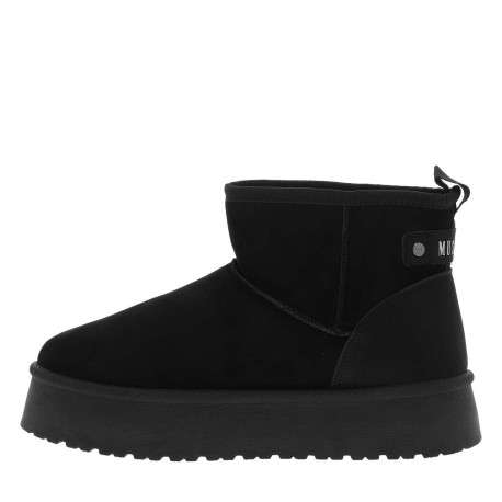 Boots noires à talon plateau et à slip-on avec l'intérieur en fausse fourrure
