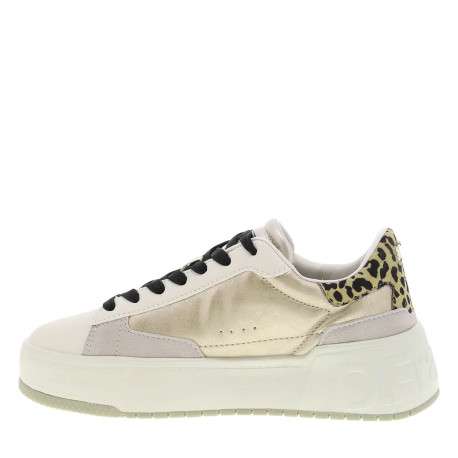 Sneakers or avec motif léopard avec un talon plateau des lacets plats