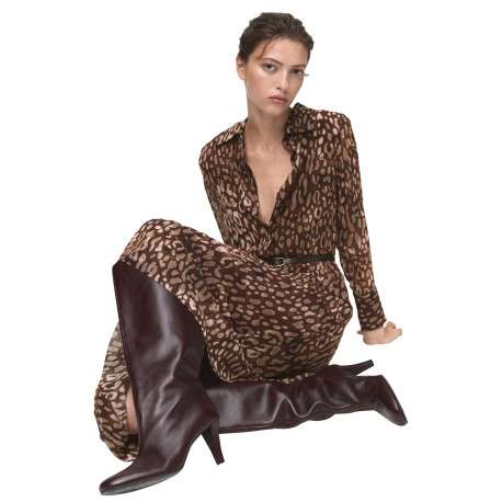 Robe longue brune à motif léopard pourvue d'une coupe midi et d'un col à rabats - Image 5