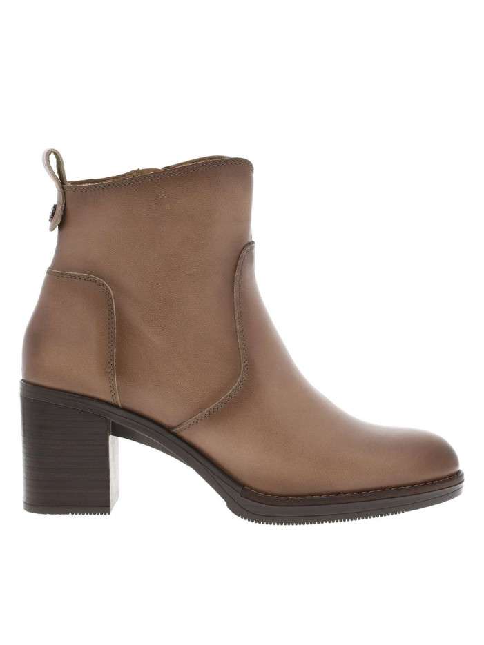 Boots en cuir taupe à talon...