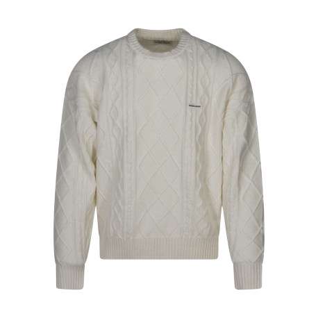 Pull écru en maille torsadée avec une coupe droite et un col rond
