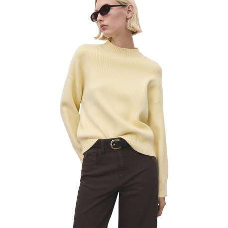 Pull jaune en maille côtelée pourvu d'un col montant et de manches longues - Image 2