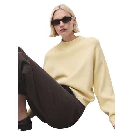 Pull jaune en maille côtelée pourvu d'un col montant et de manches longues - Image 5