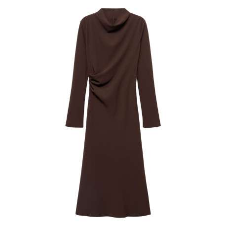 Robe longue marron pourvue d'un col montant et de manches longues
