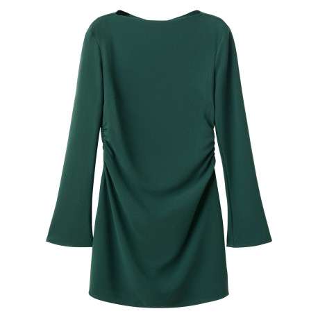 Robe courte verte coupe droite pourvue d'un col bateau et de manches longues