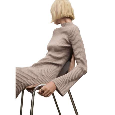 Robe longue beige pourvue d'un col montant et de manches longues - Image 4
