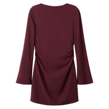 Robe bordeaux unie pourvu d'un col bateau et de manches longues