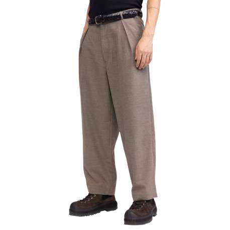 Pantalon Chino taupe pourvu d'une coupe ample et de passants pour la ceinture