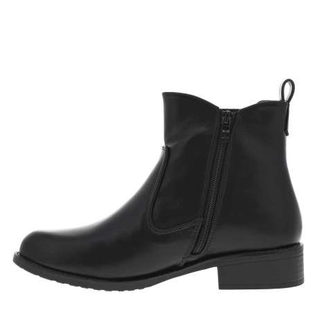 Boots noires pourvue d'une fermeture zippée et du bijou de la marque