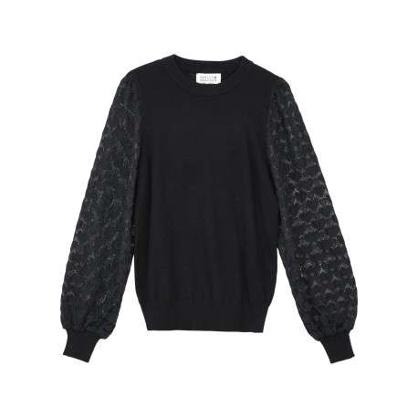 Pull noir uni en maille ajourée avec une coupe droite et un col rond