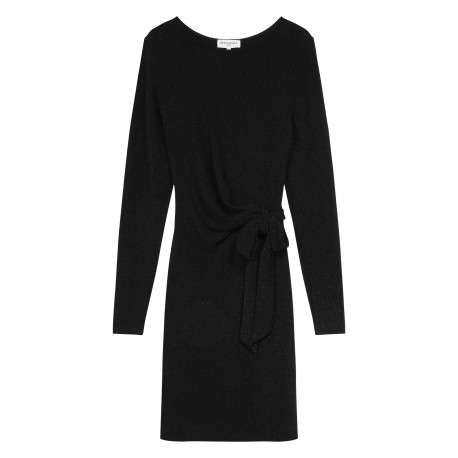 Robe courte noire unie avec une coupe ajustée et un col bateau