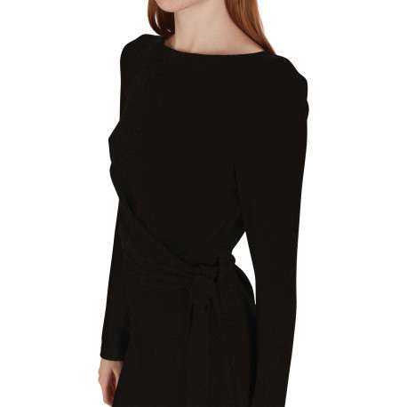 Robe courte noire unie avec une coupe ajustée et un col bateau - Image 4