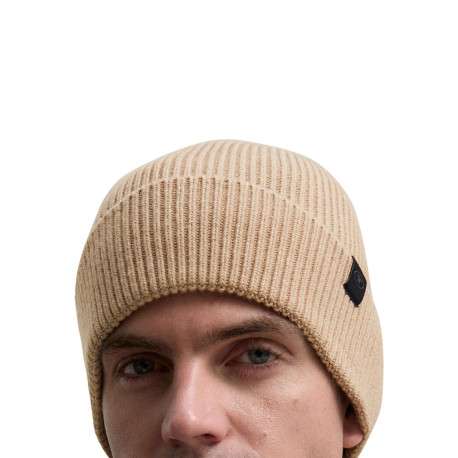 Bonnet beige uni en maille tricotée avec un logo en relief brodé - Image 3