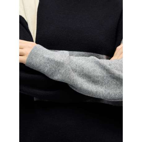 Pull noir et gris en maille fine avec une coupe droite et un col rond - Image 2