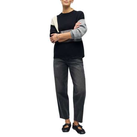 Pull noir et gris en maille fine avec une coupe droite et un col rond - Image 4