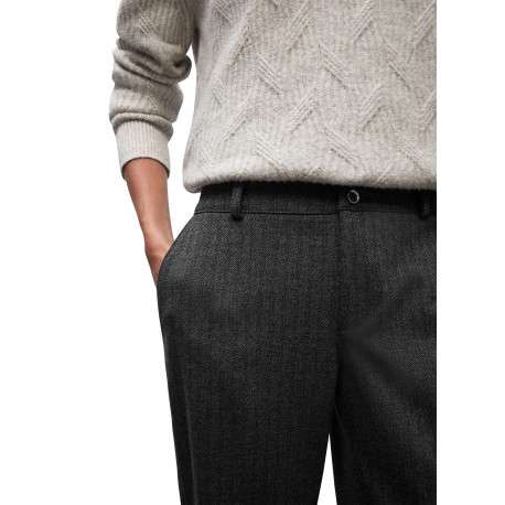 Pantalon noir imprimé chevrons avec une coupe chino à zip et et à boutons - Image 6
