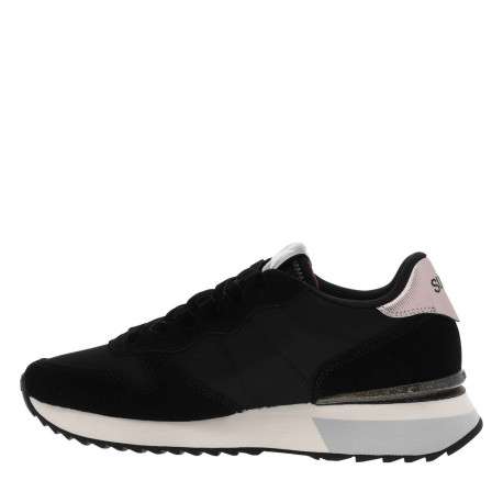 Baskets running noires à talon plat avec un patch de la marque sur la languette