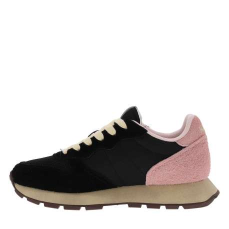 Baskets noires en cuir à talon plat avec des lacets et logo brodé écru
