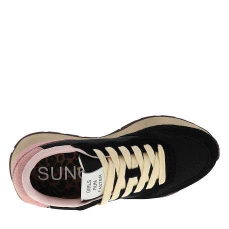 Baskets noires en cuir à talon plat avec des lacets et logo brodé écru - Image 4