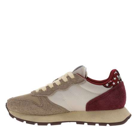 Baskets beiges en cuir à talon plat avec des lacets et logo brodé bleu clair