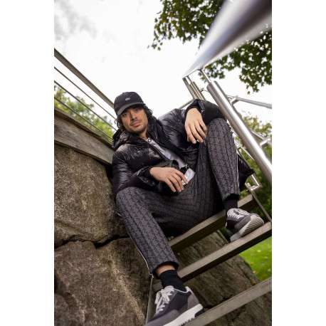 Casquette en coton noire unie avec une visière arrondie et logo brodé