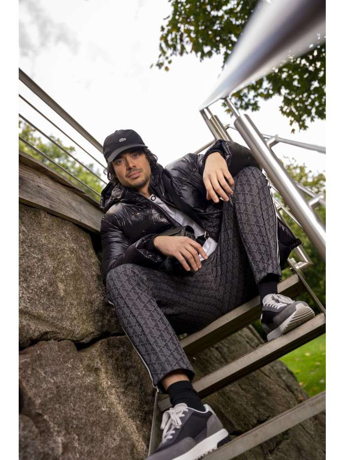 Casquette en coton noire unie avec une visière arrondie et logo brodé