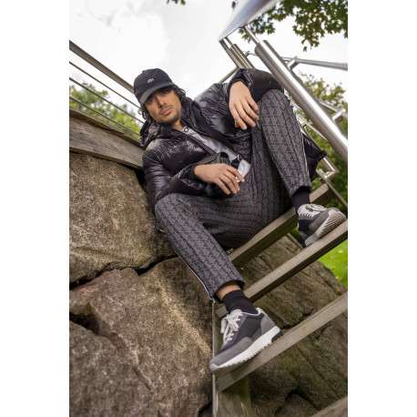 Casquette en coton noire unie avec une visière arrondie et logo brodé - Image 2