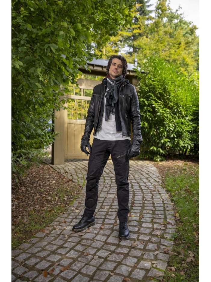 Blouson en cuir marron avec une coupe droite et une capuche amovible